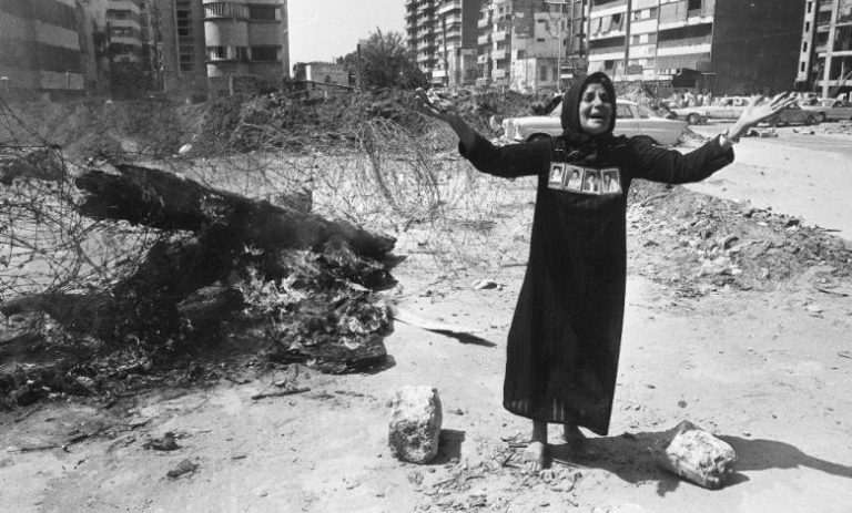 تأملات بصرية لقصص واقعية .. بين الترقب والموت نساء على حواف الانتظار