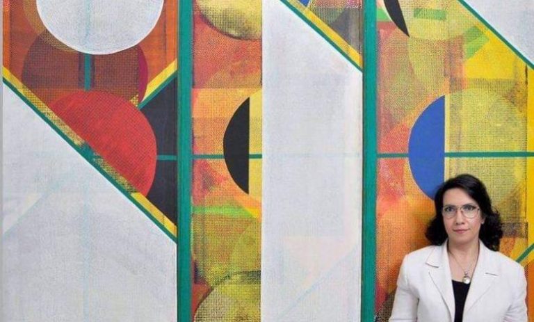 التشكيلية السورية عناية البخاري تناغم الأشكال إيقاعيا مع وحدة اللون